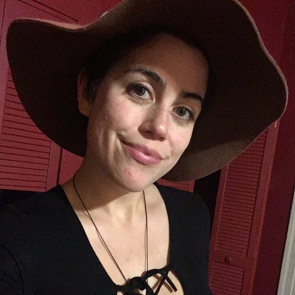 Meet your Posher, Priscilla - Picture 2 of 7